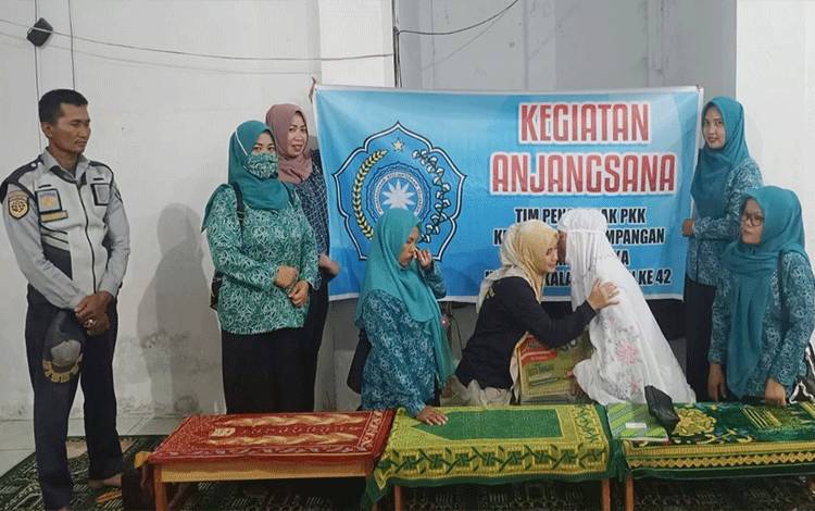 HUT Kalampangan ke-42, Lurah dan PKK Ajangsana ke Panti Asuhan