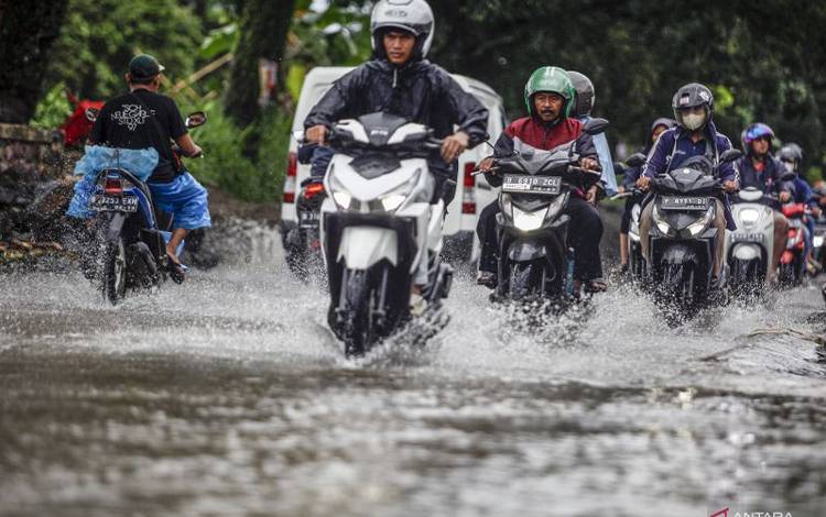 Ditlantas Polda Kalteng Beri Tips Berkendara Aman Saat Hujan