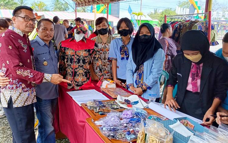 SMKN 2 Tamiang Layang Tampilkan Produk Karya Siswa di Bazar Mini UMKM