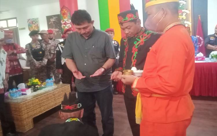 Konflik PT BMB Vs Damang Manuhing Berujung Denda Adat