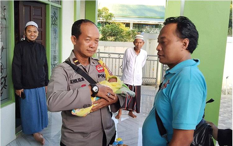 Breaking News: Warga Temukan Bayi Dalam Kardus di Tamiang Layang