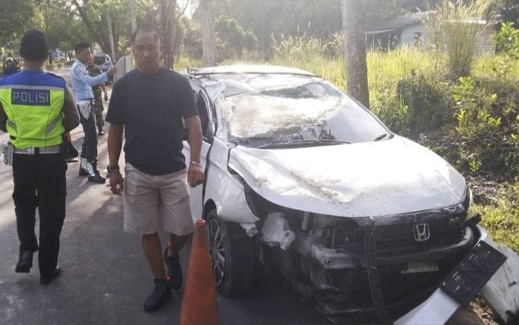 Ban Depan Meletus, Mobil Dikendarai Remaja 16 Tahun Tabrak Plangson Dekat Markas TNI AU Pangkalan Bun