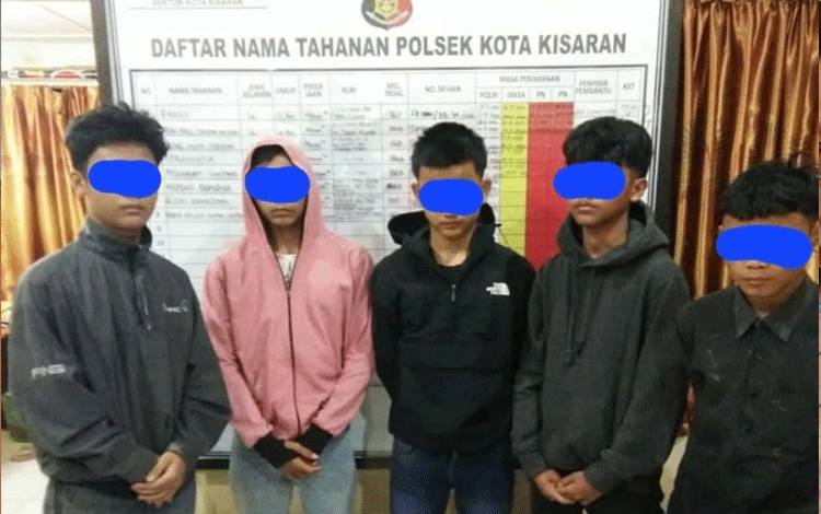 Polisi Tangkap 5 Remaja Geng Gladiator