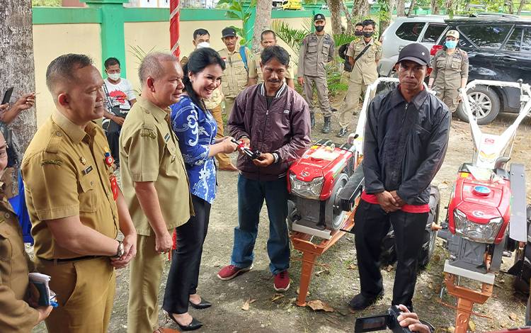 Anggota DPR RI Dapil Kalteng Ini Salurkan Bantuan Alsintan untuk Kelompok Tani di Kapuas