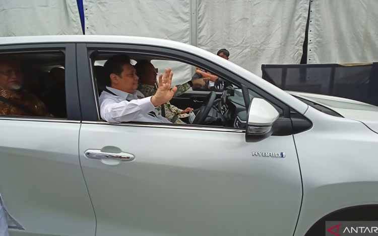 Airlangga Apresiasi Toyota Rilis Kendaraan Elektrifikasi Buatan Lokal