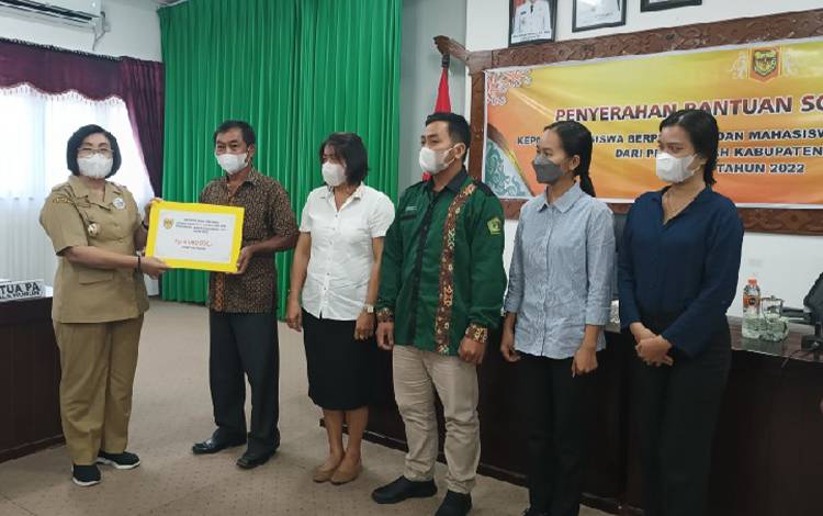 Wakil Bupati Gunung Mas Serahkan Beasiswa kepada Mahasiswa Berprestasi