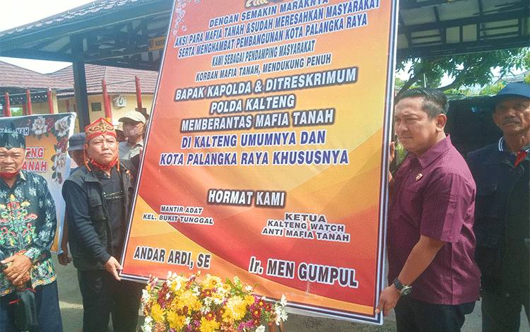 Puluhan Warga Datangi Polda Kalteng Dukung Tindak Tegas Mafia Tanah