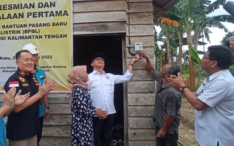 339 Rumah Tangga di Kobar Terima Sambungan Listrik Gratis dari Kementerian ESDM
