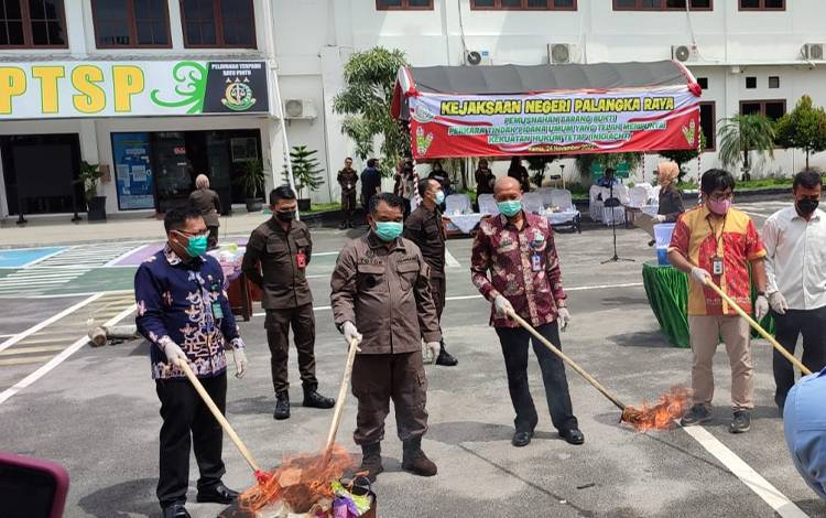Kejari Palangka Raya Musnahkan Barang Bukti 81 Perkara Putusan Berkekuatan Hukum Tetap