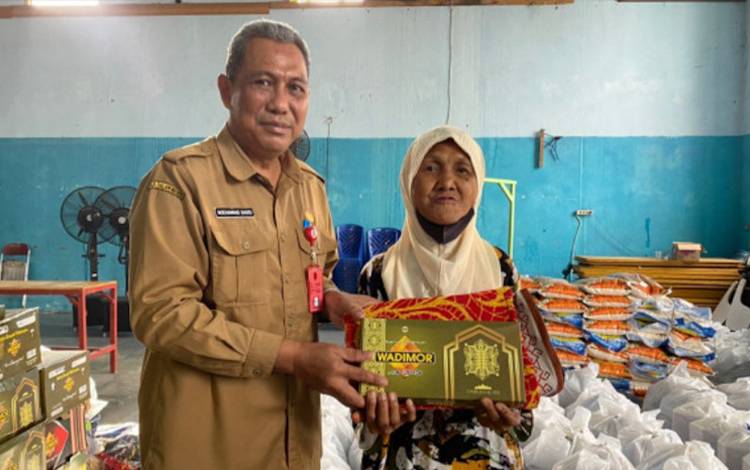 Dinsos Kobar Salurkan Bansos Atensi dari Kemensos Bagi Lansia