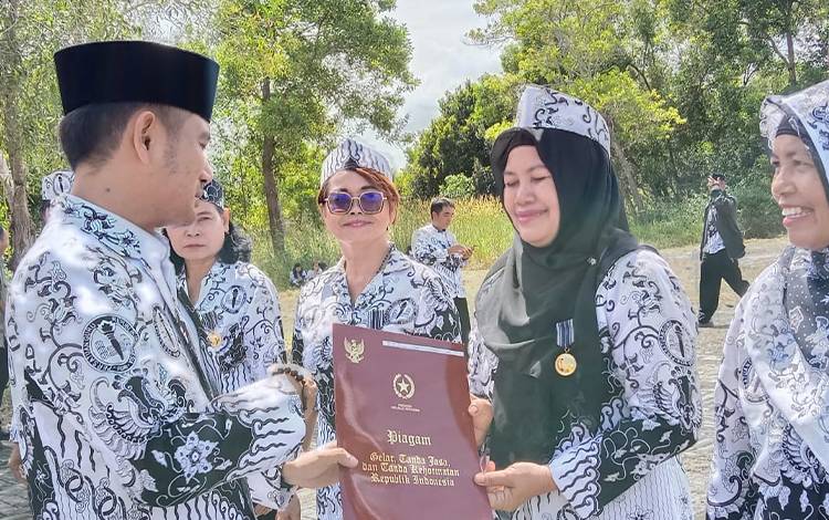 Puluhan Guru di Palangka Raya Dianugerahi?Tanda Kehormatan Satya Lencana