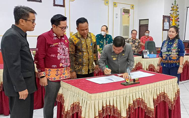 Bupati Barito Timur Sampaikan Pendapat Akhir Terkait Raperda APBD 2023
