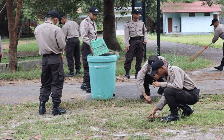Siswa SPN Polda Kalteng Gelar Kerja Bakti di Tempat Wisata Pantai Bakau
