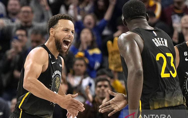 Stephen Curry Cetak 33 Poin saat Warriors Gasak Jazz 129-118
