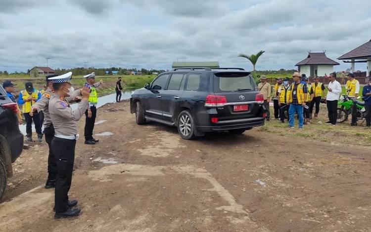 Anggota Satlantas Lakukan Pengawalan dan Pengaturan Lalu Lintas Kunjungan Menteri Pertanian ke Dadahup