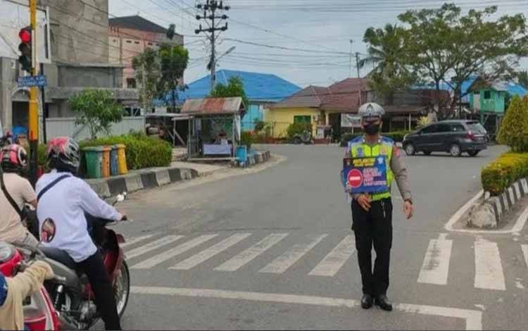 Personel Satlantas Polres Kapuas Ingatkan Pengendara Ikuti Isyarat Lalulintas di Traffic Light