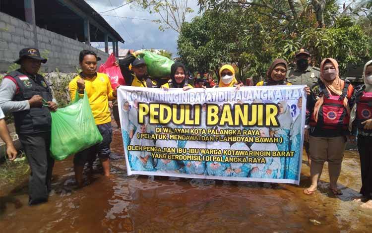 Keluarga Besar Pengajian Kobar Salurkan Bantuan untuk Korban Banjir di Palangka Raya