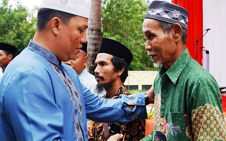 Bupati Lamandau Serahkan Insentif Guru Ngaji dan Marbot Masjid