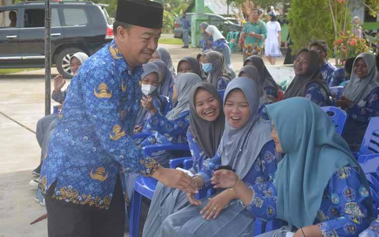 Bupati Beri Motivasi Pelajar SMAN 1 Kuala Pembuang untuk Giat Belajar