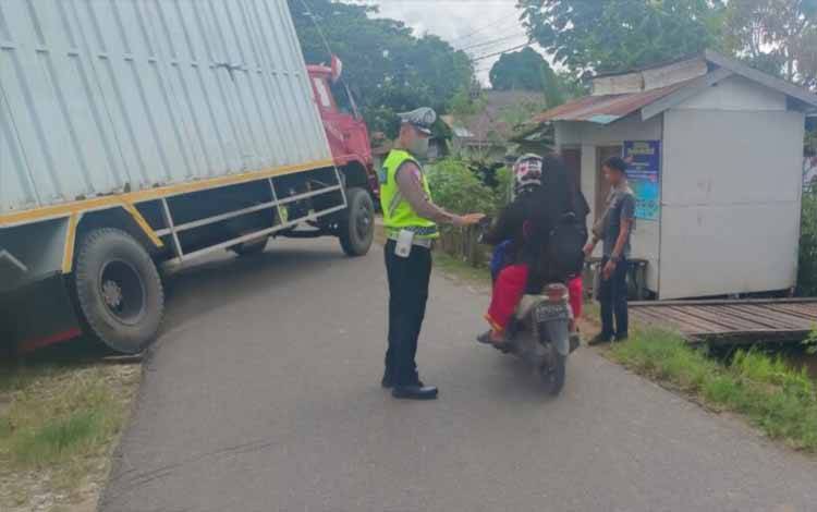 Personel Satlantas Porles Kapuas Bantu Evakuasi Truk Kontainer Amblas