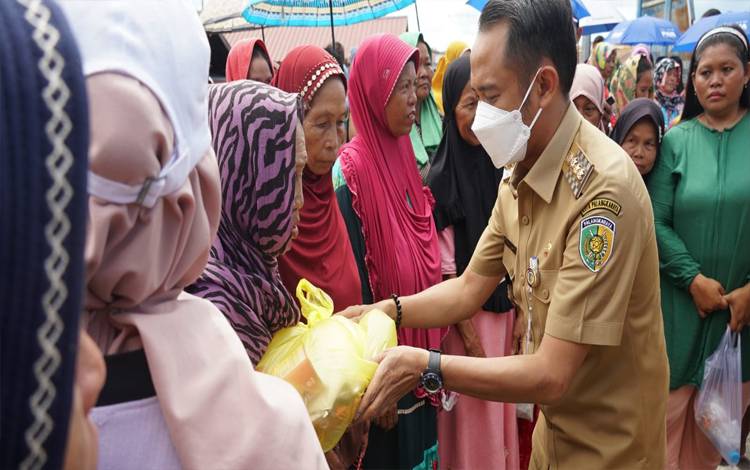 Pemko Palangka Raya Salurkan Bansos untuk Warga Terdampak Banjir di 3 Kelurahan