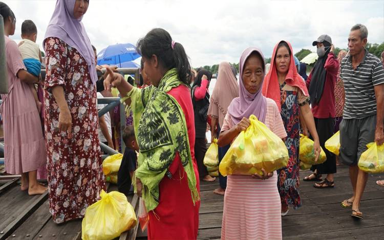 Warga Bereng Bengkel Senang Dapat Bantuan Sembako dari Wali Kota