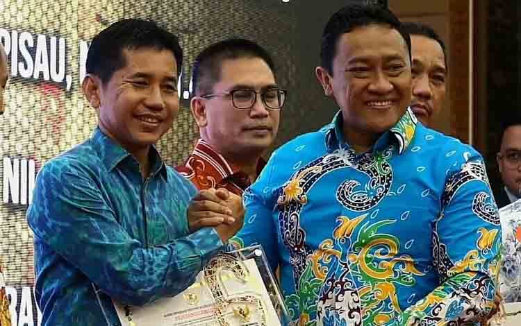 Kabupaten Kobar Kembali Raih Penghargaan Keterbukaan Informasi Badan Publik
