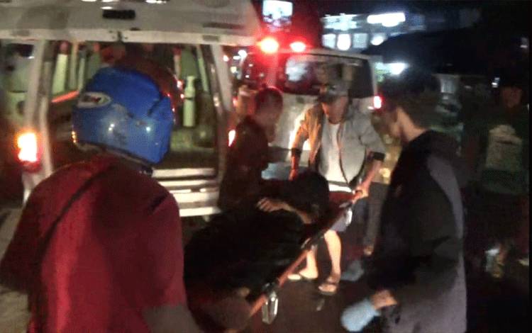 Pekerja Jatuh Saat Pasang Lampu PJU di Jalan Tjilik Riwut Sampit