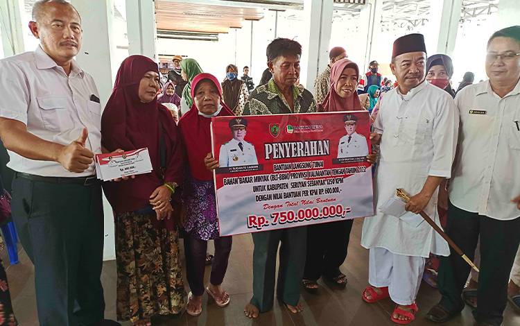 Bupati Seruyan Serahkan BLT-BBM Provinsi Kalteng