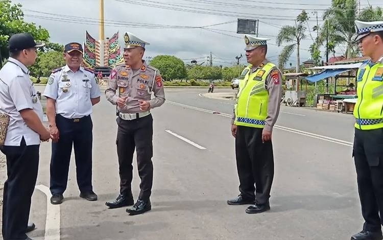 Satlantas Polres Kapuas Bersama Dishub Lakukan Survei Jalan Tindaklanjuti Keluhan Warga