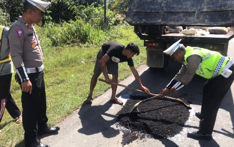 Satlantas Polres Katingan Tambal Jalan Berlubang untuk Tekan Angka Kecelakaan