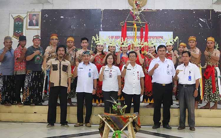 Sekda Barito Timur Lepas Tim Pagelaran Promosi Antraksi Budaya ke TMII Jakarta