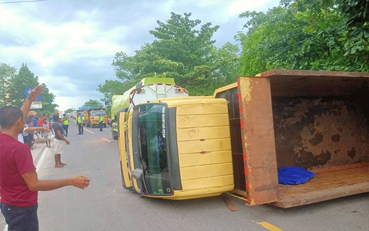 Truk Terbalik Usai Terlibat Kecelakaan di Pahandut Seberang Palangka Raya