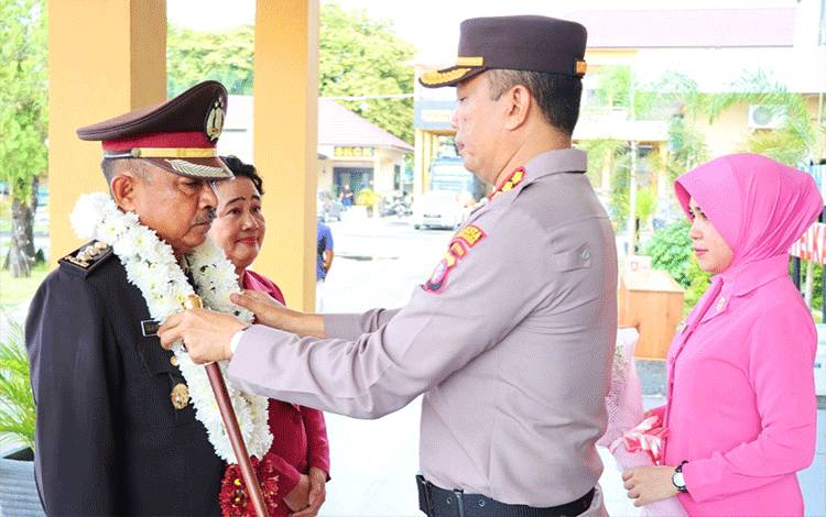 Upacara Pedang Pora Melepas Purba Bakti AKBP IGA Rai Putra di Polresta Palangka Raya