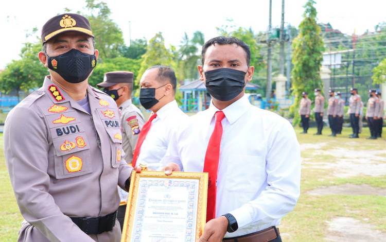 Kapolresta Palangka Raya Berikan Penghargaan kepada 15 Personel Berprestasi