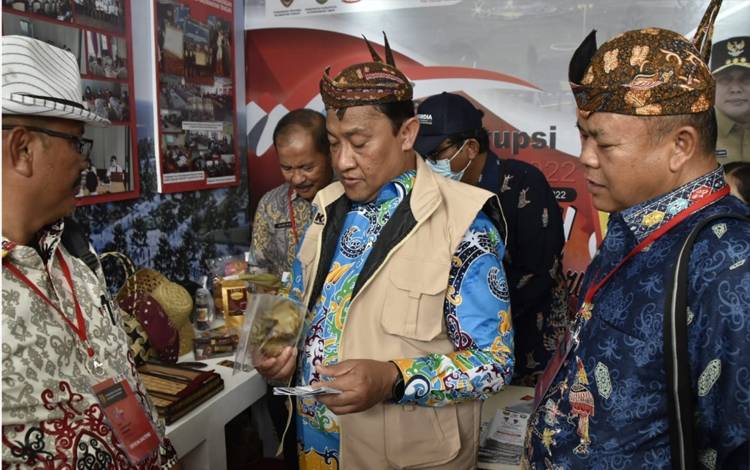 Wagub Kalteng Sempatkan Kunjungi Stan Pameran Kalteng Dimomen Hakordia