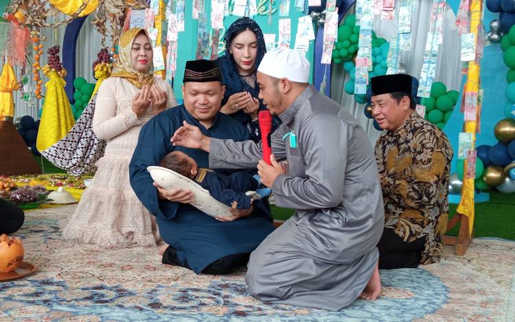 Prosesi Tasmiyah dan Aqiqah Cucu ke 10 H. Abdul Rasyid AS Berlangsung Sederhana dan Penuh Keakraban