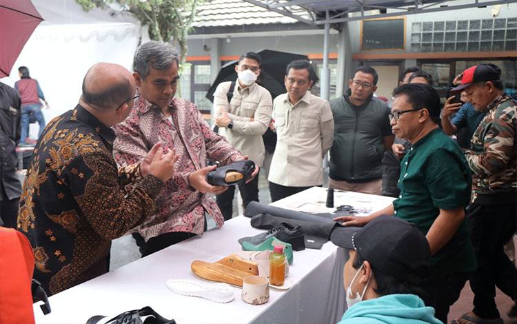 Bertemu Pedagang Cibaduyut di Bandung, Wakil Ketua MPR: UMKM Kuat, Ekonomi Sehat, Negara Mantap