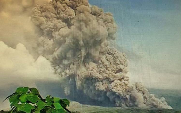Gunung Semeru Muntahkan Awan Panas Guguran Sejauh Tujuh Kilometer