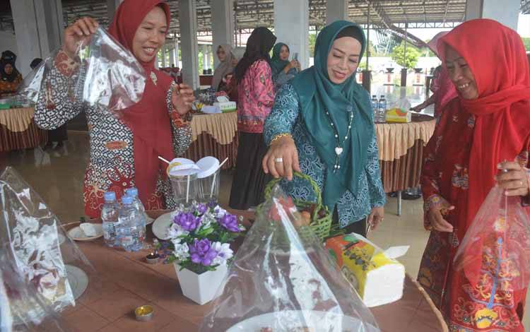 Ketua TP PKK Seruyan Buka?Lomba Masak Serba Ikan