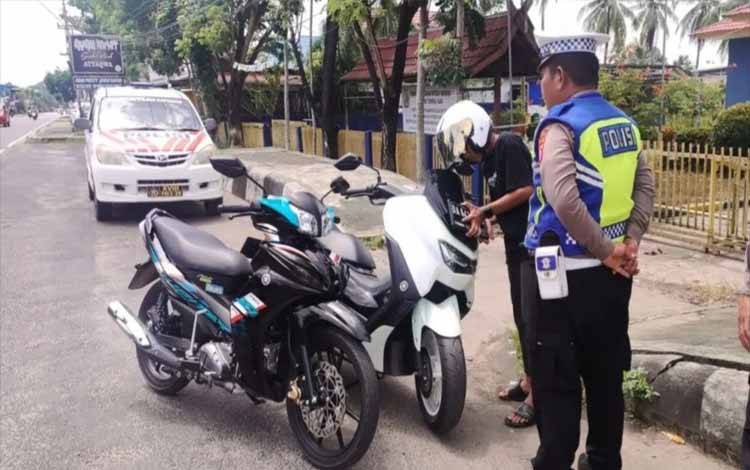 Satlantas Polres Kapuas Beri Teguran Simpatik Pengendara Tak Pakai Plat Nomor