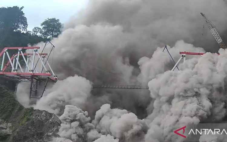 Luncuran Awan Panas Gunung Semeru Capai 13 Km Lebih