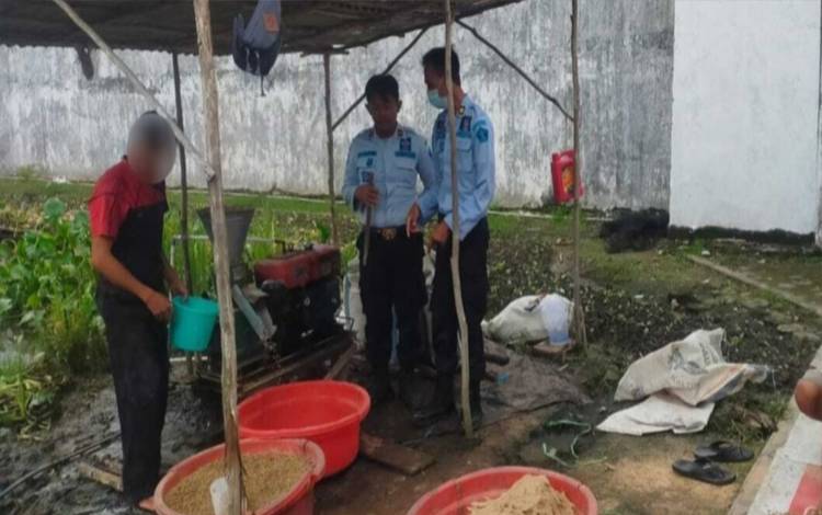 Kepala Rutan Kapuas Pantau Pembuatan Pakan Ikan Patin Pastikan Pembinaan Berjalan Dengan Baik