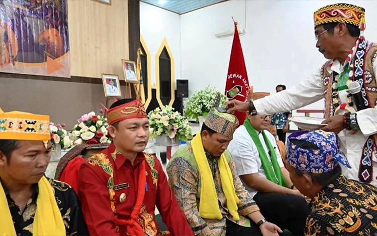 36 Tokoh di Lamandau Dianugerahi Gelar Adat Dayak