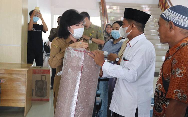 Bupati Pulang Pisau Serahkan Bantuan Hibah untuk Rumah Ibadah