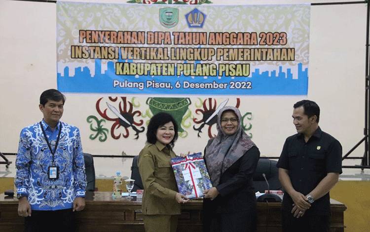 Pemkab Pulang Pisau Serahkan DIPA Intansi Vertikal 2023