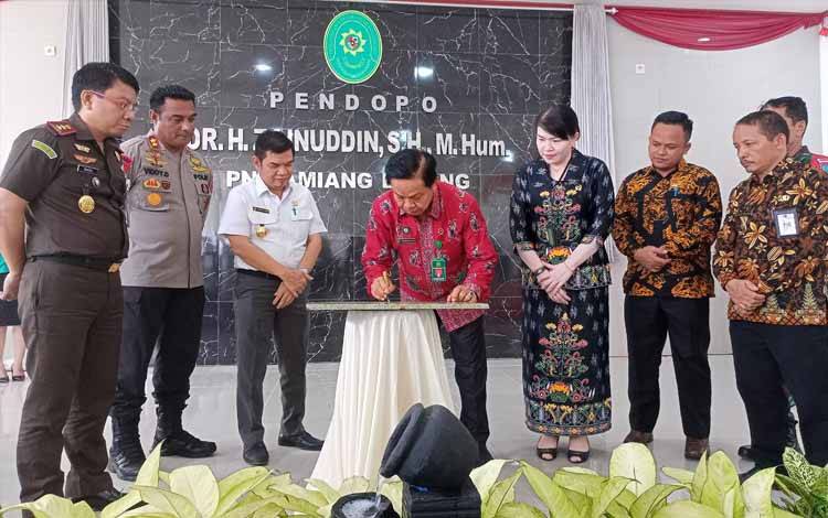 Ketua Pengadilan Tinggi Resmikan Pendopo di PN Tamiang Layang