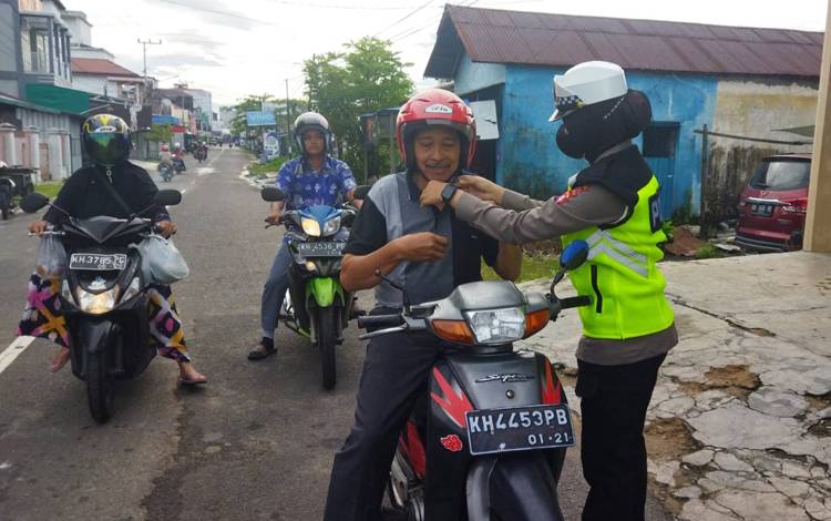 Satlantas Polres Seruyan Ingatkan Pengendara Klik Helm