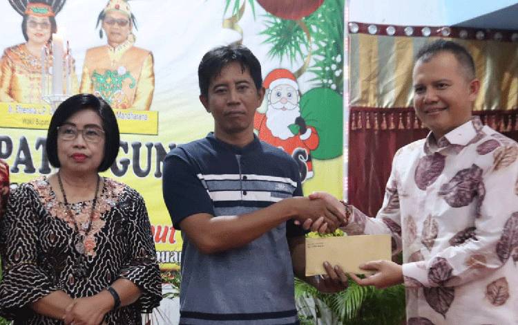 Bupati Gunung Mas Serahkan Bantuan kepada Korban Kebakaran Rumah