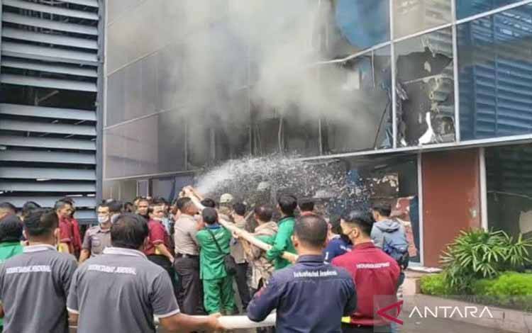 Gudang Lantai 5 Kemenhumkam Terbakar
